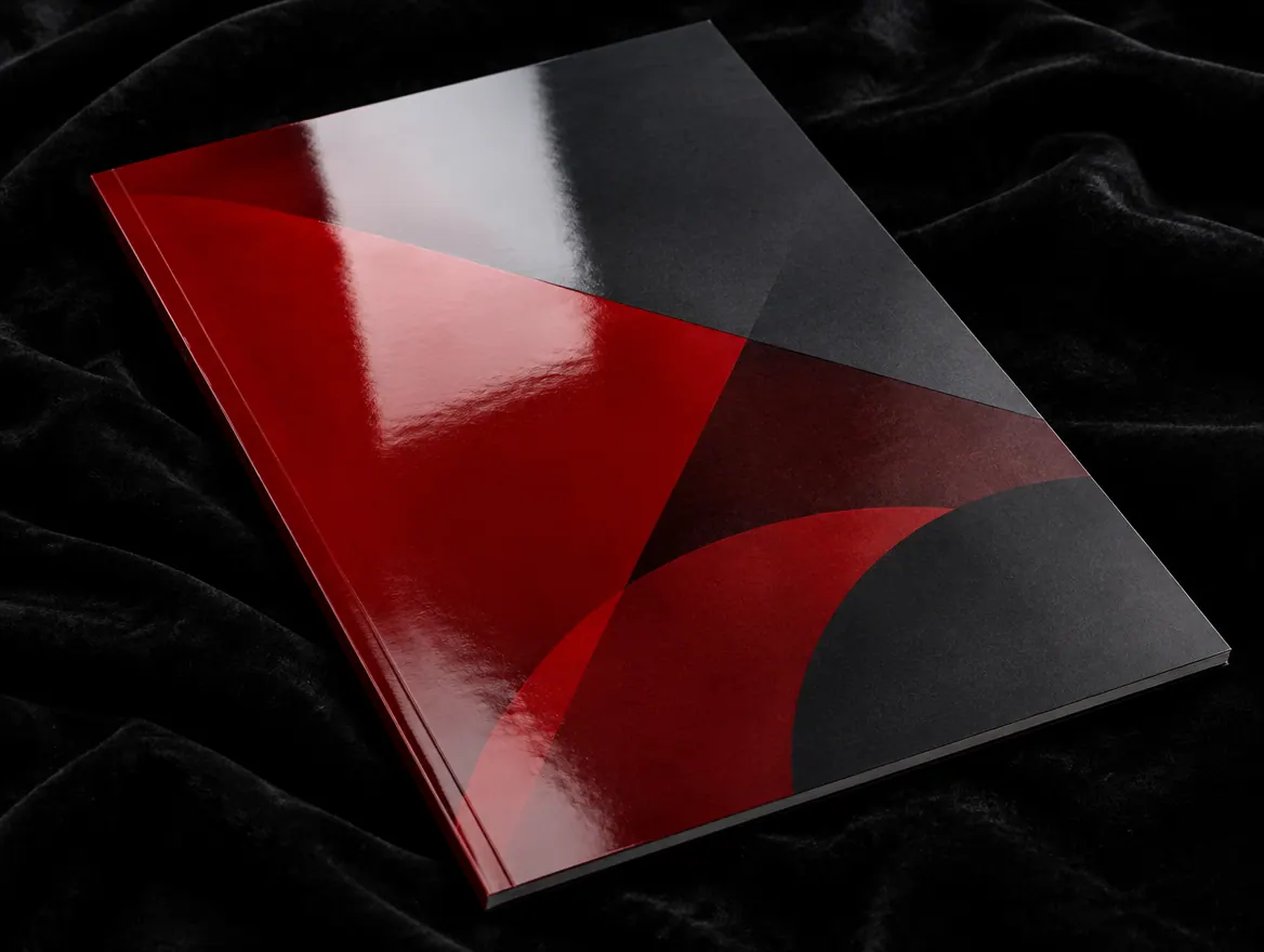 Portada de folleto con barniz UV brillante en toda la superficie reflejando la luz